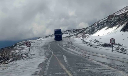 Bahçesaray yolunda Mayıs karı etkili oldu