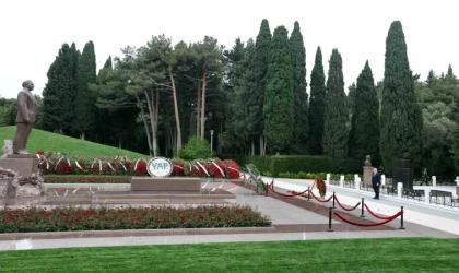 Bakan Güler, Bakü’de Haydar Aliyev’in mezarı ve Türk Şehitliği’ni ziyaret etti