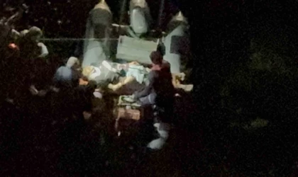 Balık tutarken kayalıklardan denize düşen genç yaralandı