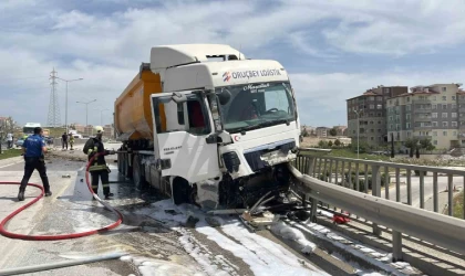 Bariyerleri aşarak ilerleyen kamyon üst geçitten uçmaya ramak kala durdu