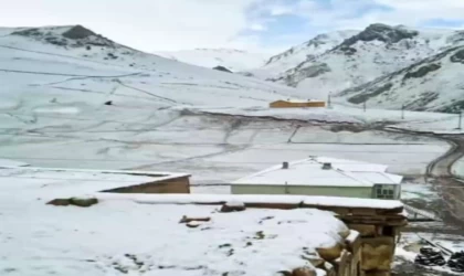 Başkale’de Mayıs ayında kar yağışı etkili oldu