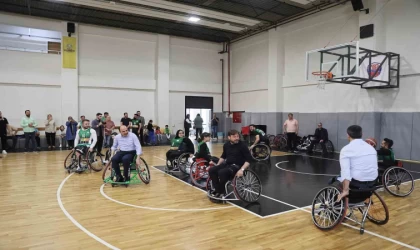 Başkan Altay tekerlekli sandalyeye oturdu, engelli basketbolcularla maç yaptı