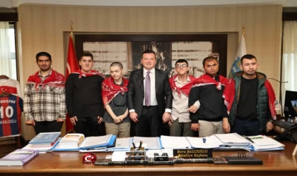 Başkan Balcıoğlu, temsili askerliğe uğurlanan gençleri makamında ağırladı