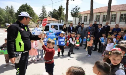 Başkan Cengiz Arslan miniklerle trafik etkinliğinde buluştu
