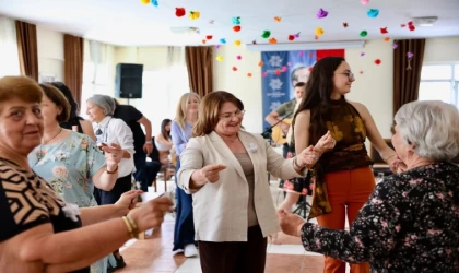 Başkan Gençay: ”Annelerimizin yüzü hep gülsün”