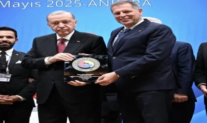 Başkan Özkasap ‘Hizmet Şeref Belgesi’ni Cumhurbaşkanı Erdoğan’ın elinden aldı