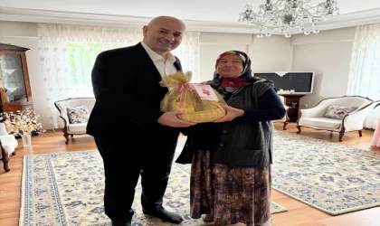 Başkan Yılmaz, şehit annesinin anneler gününü kutladı