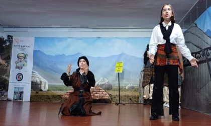 Bayburtlu öğrencilerden ’Deli Dumrul’ tiyatrosu