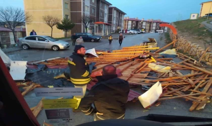 Bayburt’ta fırtına: Rüzgarın uçurduğu çatılar, minibüsteki insanların savrulması güvenlik kamerasına yansıdı