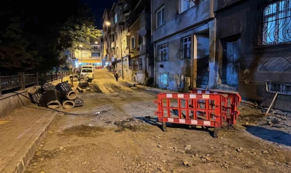 Bayrampaşa’da altyapı çalışması yapılan sokakta rögar kapağı patladı