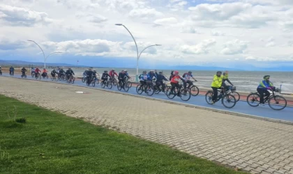 Beyşehir Gölü’nde yaşanan şiddetli kuraklığa dikkat çekmek için pedal çevirdiler