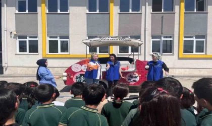 Bilim karavanında deney yaptılar