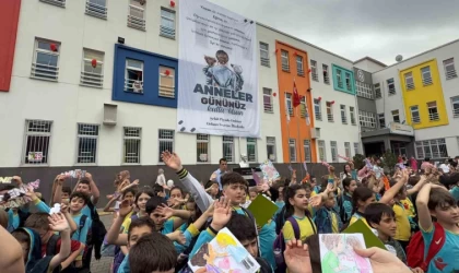 Bin 100 öğrenciden anneleri ağlatan sürpriz