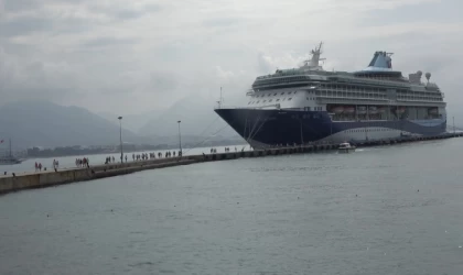 Bin 795 yolcu ve 729 mürettebatı bulunan kruvaziyer Alanya Limanı’na demir attı
