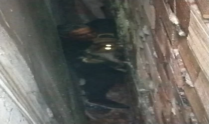 Bina boşluğuna düşen kedi, 7 saatlik operasyonla kurtarıldı