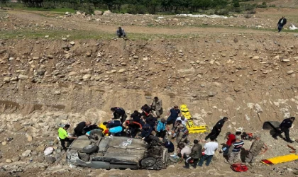 Bingöl’de otomobil dereye uçtu: 7 yaralı