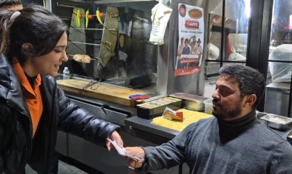 ”Bir zamanlar işçiydim” dedi, günlük hasılatını işçilerine dağıttı