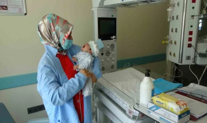 Boynunda dev tümörle doğan bebek hayata tutundu