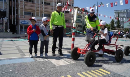 Burdur’da çocuklara uygulamalı trafik eğitimi verildi