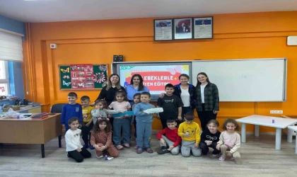 Burhaniye’de dev diş fırçası miniklerle buluştu