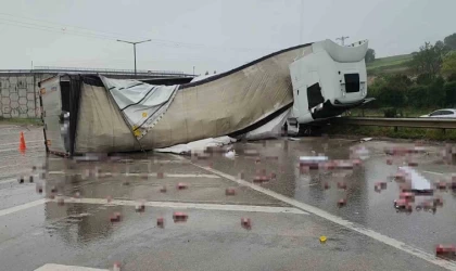 Bursa’da alkol yüklü tır devrildi