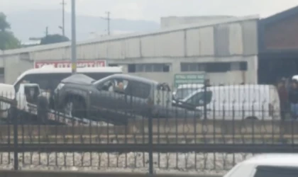 Bursa’da kontrolden çıkan araç durağa daldı