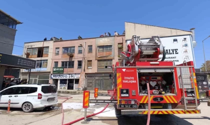 Bursa’da mobilya imalathanesinde yangın