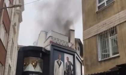 Bursa’da Tarihi Uzun Çarşı’da korkutan yangın: Çatı katı alev alev yandı