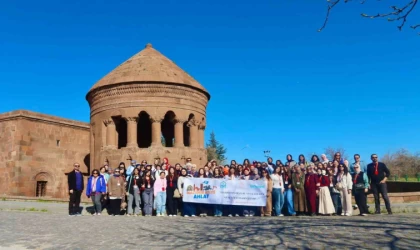 Bursa’dan gelen kız öğrenciler Ahlat’ın tarihi mekanlarını gezdi