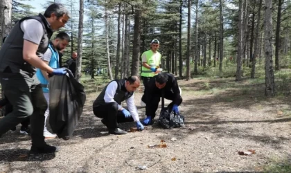 Çankırı’da protokol ve vatandaşlar ormanlarda çöp topladı