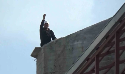 Çatıya çıktı, kendisini ikna etmeye çalışan polislere ”gazeteciler gitsin inerim” dedi