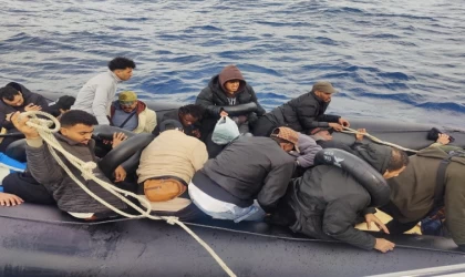 Çeşme açıklarında lastik bottaki 24 göçmen Sahil Güvenlik ekiplerince kurtarıldı