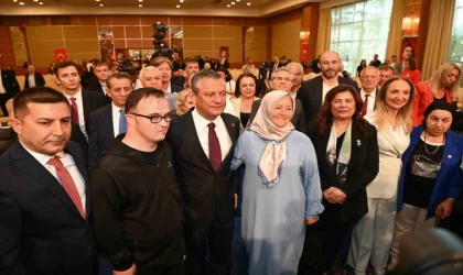 CHP Genel Başkanı Özel, Kuşadası’nda otizmli bireyler ve aileleri ile buluştu