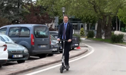 CHP Kars Milletvekili Alp, PKK’nın kendini feshetmesini skuter binerek kutladı