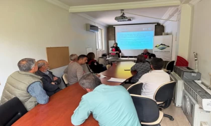 Çiftçilere örtü altı yetiştiricilik, hastalık-zararlılar ve mücadele konusunda bilgilendirme