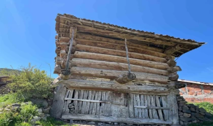 Çivisiz ahşap ambarlar zamana direniyor