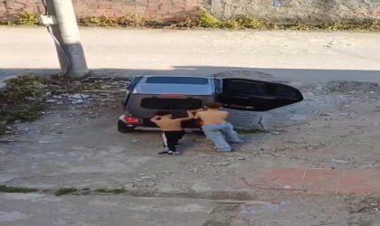 Çocuklar babalarının elektrikli aracını kaçırdı, şarj bitince yolda kaldılar