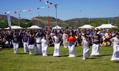 Çocuklar çuvalla koşma, yumurta taşıma ve halat çekme yarışmalarında kıyasıya yarıştı