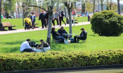 Çorum’da havanın ısınması ile vatandaşlar Millet Bahçesi’ne akın etti