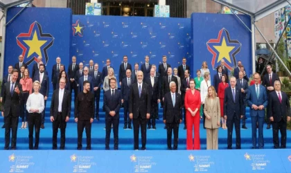 Cumhurbaşkanı Erdoğan, Avrupa Siyasi Topluluğu Zirvesinde aile fotoğrafına katıldı