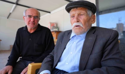 Cumhuriyet’le yaşıt Cemal dede, eski hatıralarını dün gibi anlatıyor