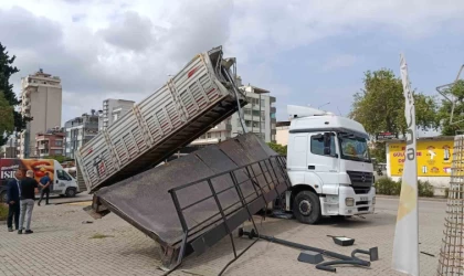 Damperi açılan tır üst geçidi kopardı: Yaya olmaması üzücü bir olayı engelledi