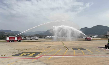 Danimarka’dan havalanan uçak; Gazipaşa’da su takı seremonisiyle karşılandı