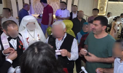 Davetsiz düğüne gitti, pasta yedi, takılan paraları çaldı