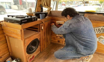 Deprem sonrası Antakya’dan Eskişehir’e geldiği minibüsü karavana çevirdi