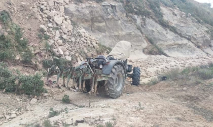 Devrilen traktörün altında kalan genç hayatını kaybetti