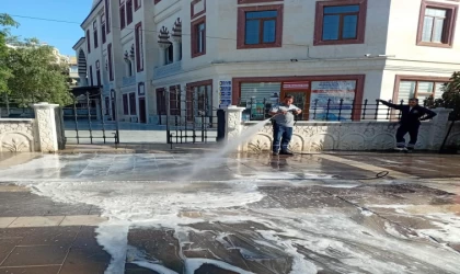 Didim’de caddeler köpükle temizlendi