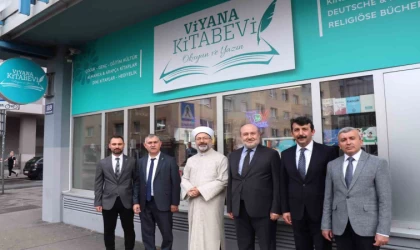Diyanet İşleri Başkanı Erbaş, Viyana’da ATİB Kitabevi’ni ziyaret etti
