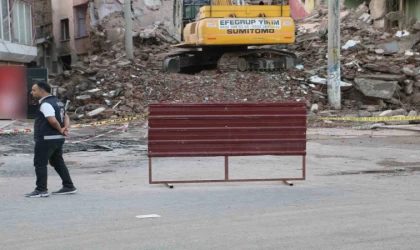 Diyarbakır’da depremden hasar gören yapıların yıkımı devam ediyor