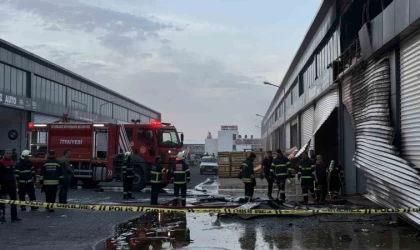 Diyarbakır’da kepenk tamiri sırasında çıkan kıvılcımla 4 dükkan yandı